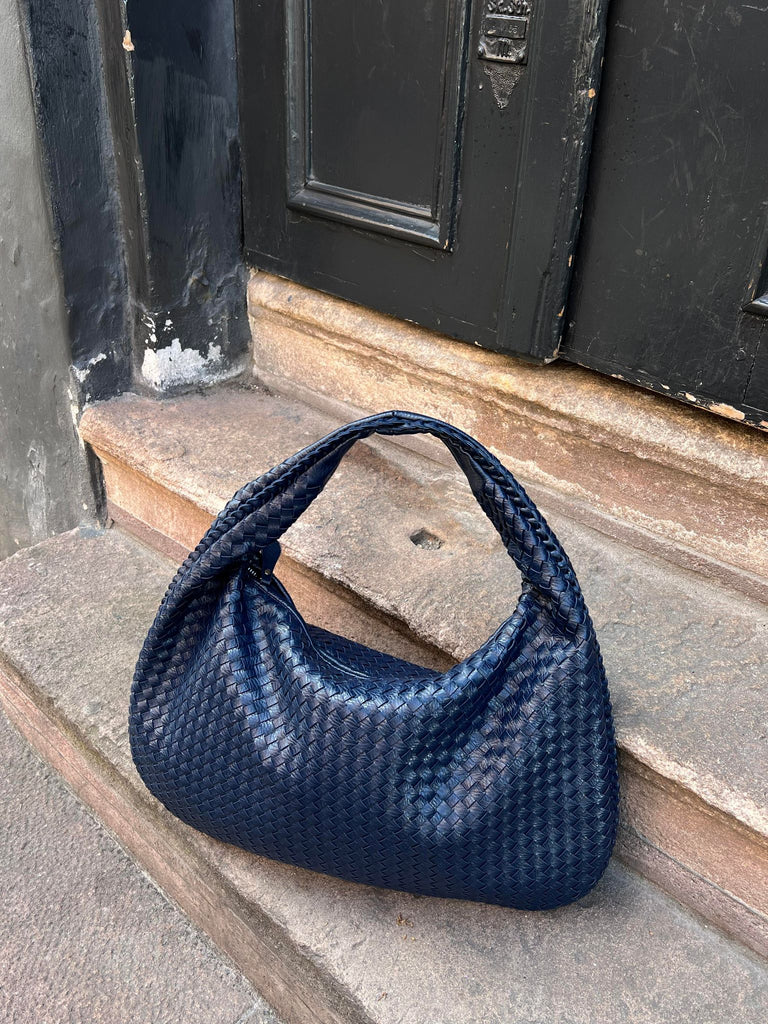 Isla | Elegant Black Leather Tote Bag - ginlerie 4