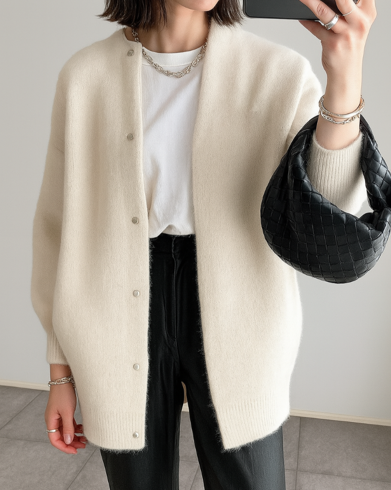 https://cdn.shopify.com/s/files/1/0741/0309/5386/files/Cardigan-donna-invernale-con-bottoni-e-collo-rotondo-4.png